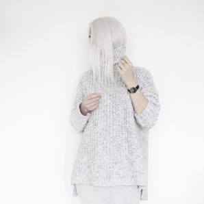 Cabello rubio platinado blanco sobre fondo blanco.